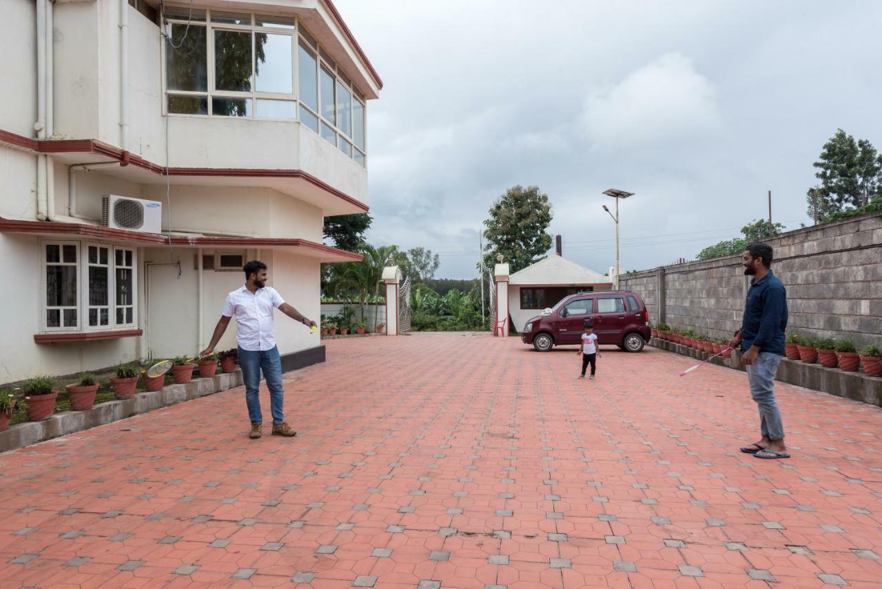 Hotel Bota Royal à Kushālnagar Extérieur photo